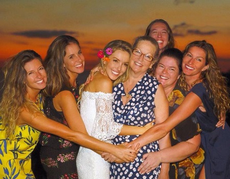 The Brazilian model Gisele Bundchen with her mother Vania Bundchen and five sisters Raquel, Graziela, Gabriela, and Patricia (twin).